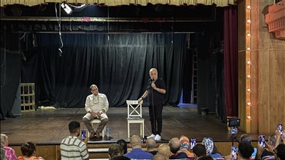 أشرف زكي يهاجم أحد المؤسسين لمشروع مسرحي، ما القصة؟