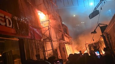 اندلاع حريق هائل بمحال وباكيات شرق السكك الحديدية بشبرا الخيمة (فيديو وصور)