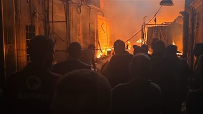 10 صور ترصد حريقا هائلا بعدد من المحال بشرق السكك الحديدية بشبرا الخيمة 