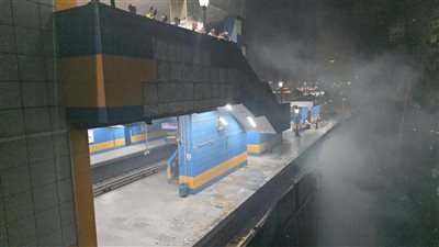 تساقط سيراميك سور مترو الأنفاق بمحطة شبرا الخيمة بسبب حريق المحال والباكيات (فيديو) 