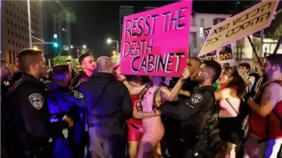 متظاهرون إسرائيليون يقتحمون استديو القناة 13 العبرية ويقطعون البث (فيديو)