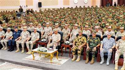 وزير الدفاع والإنتاج الحربي يلتقي عددًا من مقاتلي القوات الخاصة بالمظلات والصاعقة (فيديو وصور)