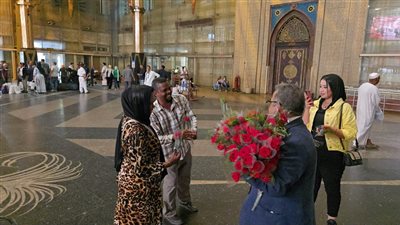 استقبلوهم بالورود.. توافد السودانيين على محطة رمسيس لاستقلال قطار العودة (فيديو وصور)