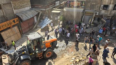 مجلس مدينة شبرا الخيمة يواصل رفع آثار حريق محلات شرق السكة الحديد (صور)