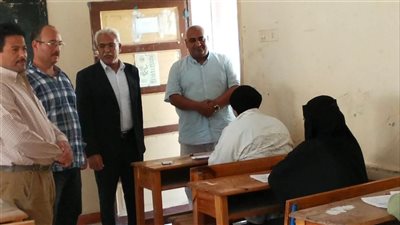 وكيل تعليم الإسماعيلية يتفقد لجنة الزخرفية الصناعية لمتابعة امتحانات الدور الثاني (صور)