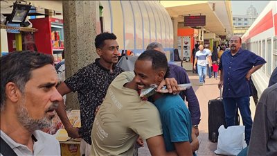 سوداني قبل مغادرة مصر: المصريين إخوتنا وحبايبنا (فيديو) 