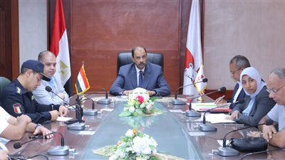 محافظ سوهاج يبحث مقترحات تطوير شارع المحطة بوسط العاصمة