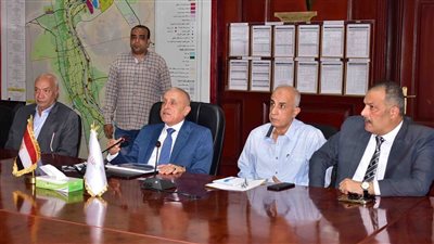 محافظ الأقصر يبحث مع الجهات المعنية خطة مشروع القطار السريع ومحطاته