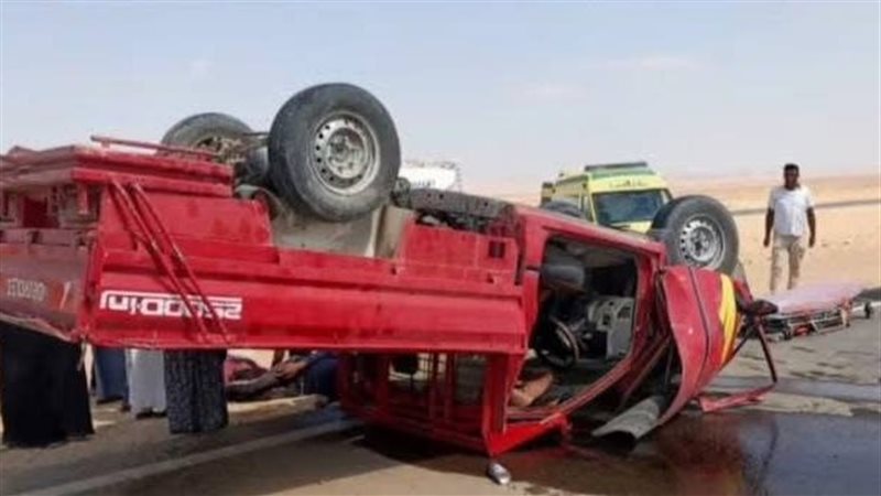 إصابة 3 عمال في انقلاب