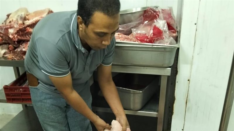 ضبط لحوم وفراخ غير