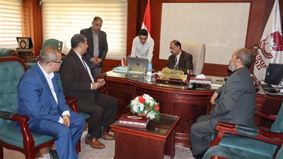 محافظ سوهاج يبحث مع وفد المالية تطوير النظام المالي والتحول الرقمي 