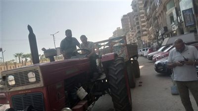 ضبط جرار يلقي مخلفات الهدم في الطريق العام بالمنصورة