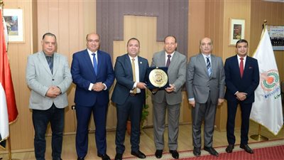 رئيس جامعة المنصورة يُكرِّم قيادات جامعية سابقة ويؤكِّد استمرار مسيرة التطوير