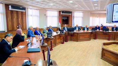 وزير التعليم خلال اجتماعه بقيادات القاهرة والجيزة: تسليم الكتب للمدارس فورًا وتوفير المقررات الدراسية.. يؤكد جاهزية الإدارات للعام الجديد.. الانتهاء من الفترات المسائية للابتدائي سبتمبر 2027