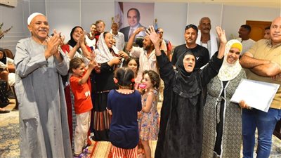 محافظ أسيوط يسلم أهالي عرب المدابغ تعويضات مالية ضمن تطوير المناطق غير الآمنة (صور) 