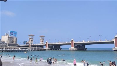 إقبال متوسط على شواطئ الإسكندرية ورفع الرايات الخضراء (فيديو وصور)