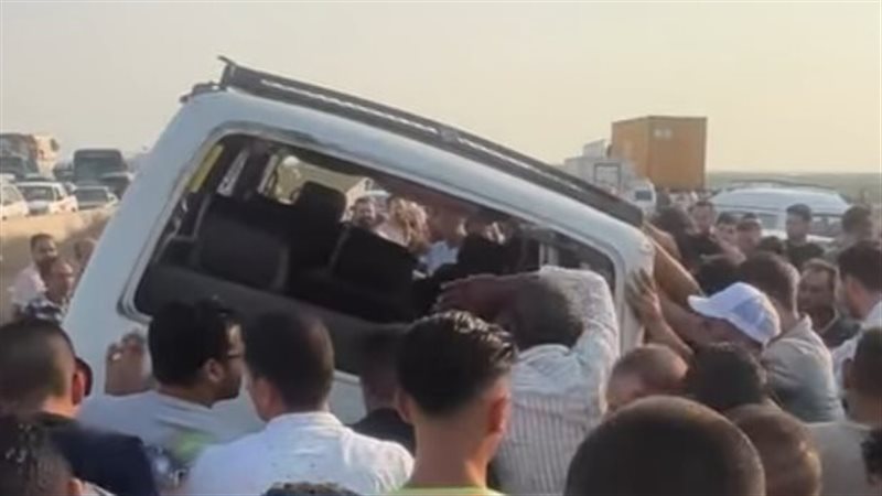 انقلاب سيارة ميكروباص،