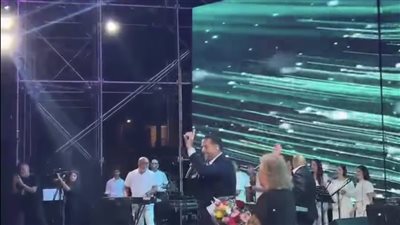 بعد أزمة الساحل الشمالي، معجبة تلاحق راغب علامة على المسرح (فيديو) 