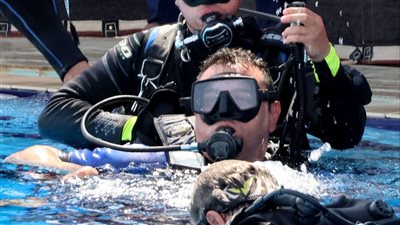  4 ساعات تحت الماء، ولاء حافظ المصاب بشلل رباعي يواصل تنفيذ أكبر غطسة بحمام سباحة القناة (فيديو) 