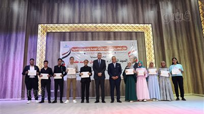 محافظ أسوان يكرم أوائل الشهادات الإعدادية والثانوي العام والفني (صور)