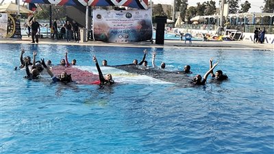 الفريق المعاون لـ ولاء حافظ يحتفل بتحطيم الرقم القياسي لجينيس برفع علم مصر