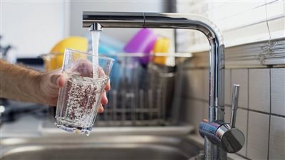 عودة المياه تدريجيا إلى كفر طهرمس بالجيزة بعد إصلاح خط الطرد الرئيسي