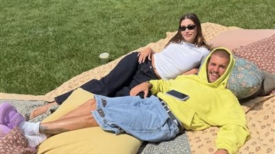 جاستن بيير وزوجته هايلي بيبر في نزهة (صور)