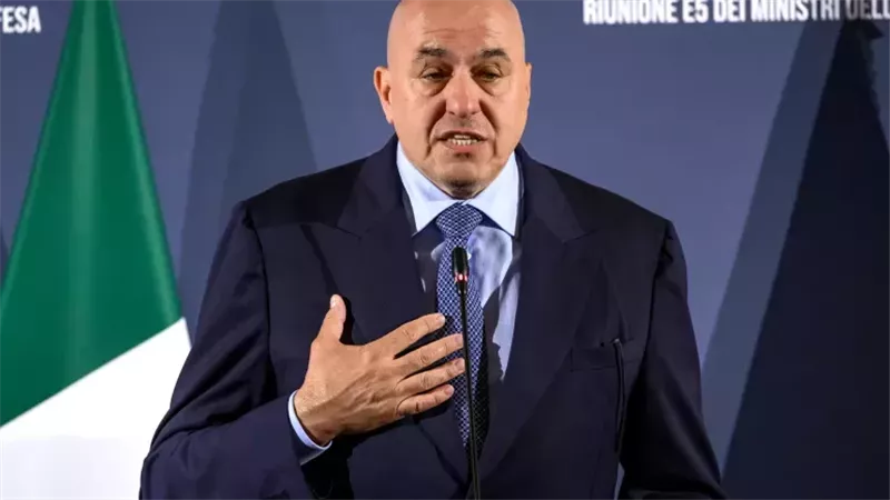 وزير الدفاع الإيطالي،