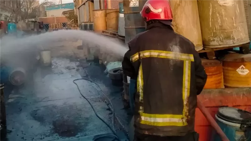 حريق داخل مصنع كيماويات