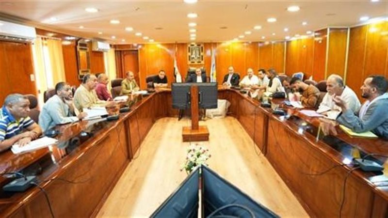 اجتماع محافظ أسيوط