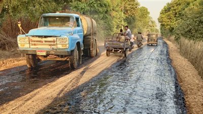 محافظ سوهاج يتابع أعمال الرصف بشوارع وطرق المنشأة لأول مرة منذ 26 عاما 
