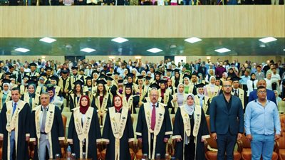 نائب رئيس جامعة بنها تشهد حفل تخريج دفعة جديدة من طلاب كلية الطب البيطري 