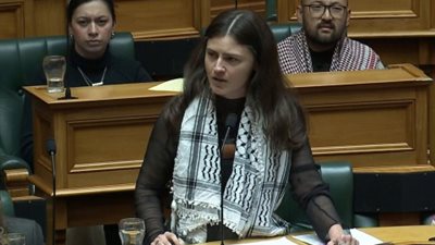 طرد نائبة نيوزيلندية من البرلمان لمطالبتها بمعاقبة إسرائيل على جرائمها في غزة