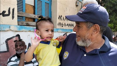 عضو جمعية عمومية يصطحب حفيدته مرتدية زي الإسماعيلي خلال التصويت على سحب الثقة من إدارة النادي (صور)