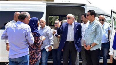 محافظ الأقصر يتفقد مشروعات تطوير الطرق والكورنيش بأرمنت (صور)