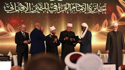 خلال تسلُّمه جائزة 