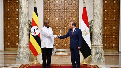 السيسي خلال مؤتمر صحفي مع نظيره الأوغندي: نهر النيل شريان الحياة للمصريين.. مُخطئ من يتوهم أن مصر تغض الطرف عن تهديد وجودي لأمنها المائي.. نستثمر في مشروعات البنية التحتية بحوض النيل 