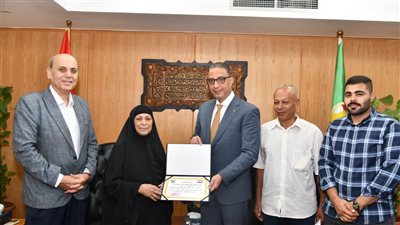 عمرها 80 سنة، حصلت علي محو الأمية وتتمني زيارة بيت الله الحرام