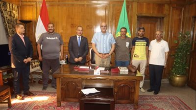 محافظ القليوبية يكرم 3 سائقين لإنقاذهم مصنع أحذية من الحريق بالخانكة