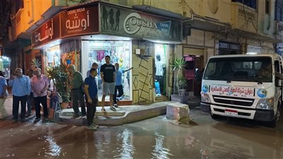 كسر خط صرف صحي بمنطقة الظاهرية في الإسكندرية والشركة تدفع فرق الطوارئ (صور)