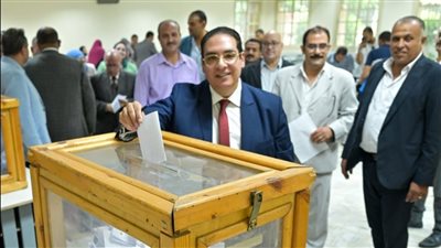 رئيس جامعة القاهرة يشارك في التصويت بانتخابات صندوق الزمالة