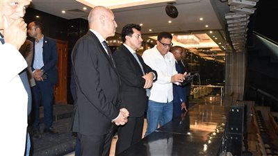 وزير الرياضة ومحافظ القاهرة يتفقدان أرضية ملعب استاد القاهرة الدولي 