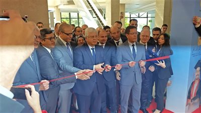 وزير التعليم العالي يتفقد أجنحة الجامعات بمعرض 