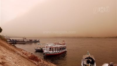 إيقاف الحركة الملاحية بنهر النيل وبحيرة ناصر لسوء الأحوال الجوية بأسوان (صور)