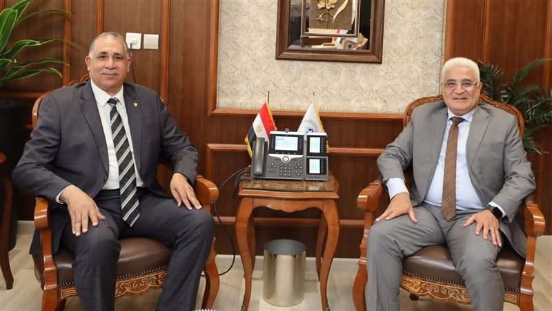 جمال عوض يلتقي نقيب