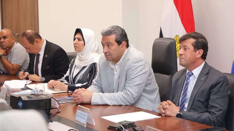محافظ دمياط يبحث