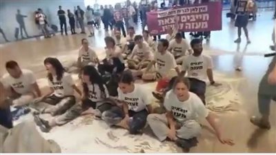 بأكياس الدقيق، إسرائيليون يقتحمون مطار بن جوريون لوقف حرب غزة (فيديو) 