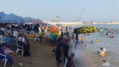 إقبال متوسط على شواطئ الإسكندرية (صور) 