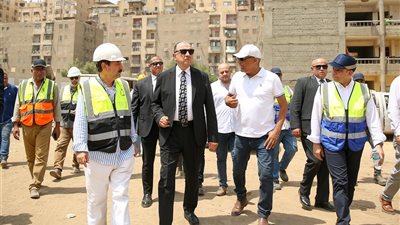 وزير قطاع الأعمال يتفقد مشروع إنشاء مجمع مدارس بالجيزة