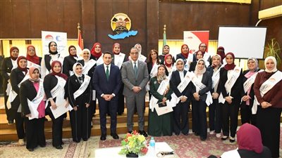 محافظ الفيوم يسلم شهادات اجتياز برنامج 